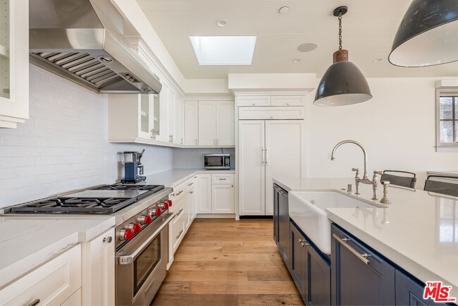 Building Photo - 703 Bayview Dr