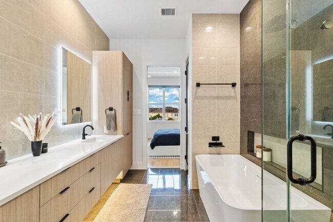 Building Photo - 1504 Ennis St