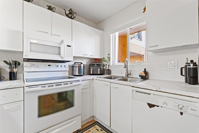 Building Photo - 6235 SW Kendale Lakes Cir