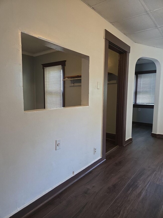 Building Photo - Great 4 bed 1.5 bath with detached garage ...