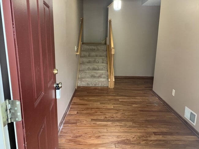 Building Photo - Beautiful 2 Bed/1.5 Bath townhome, with extra large open concept living space - Available Mar 1