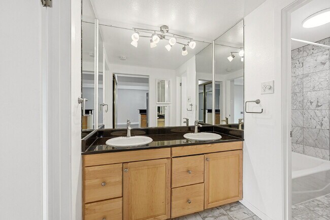 Building Photo - $1,095.95, 1 bed, 1 bath, located in Denver with a gorgeous sunroom