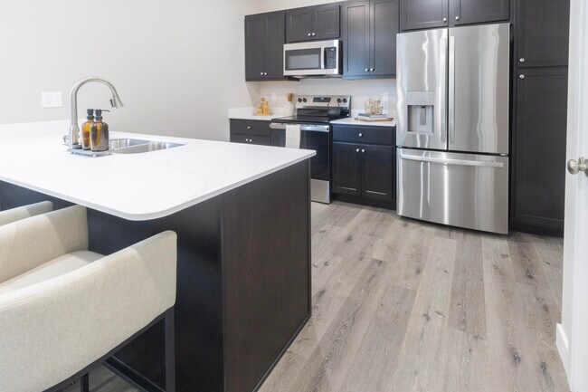 Building Photo - 2828 Emery Dr