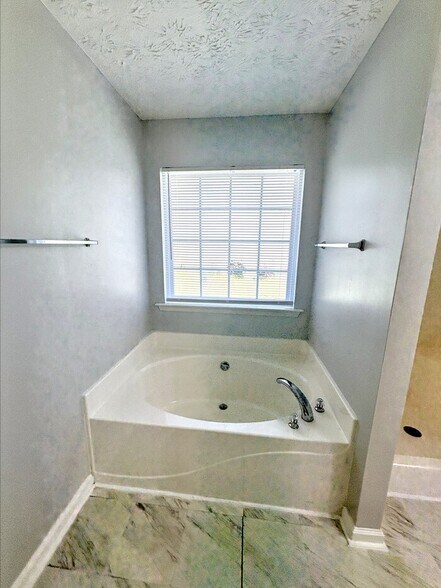Building Photo - 2045 Parador Bend