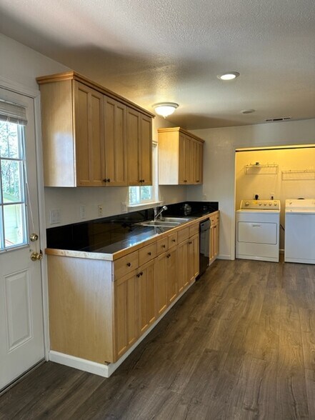 Building Photo - 11683 View Dr