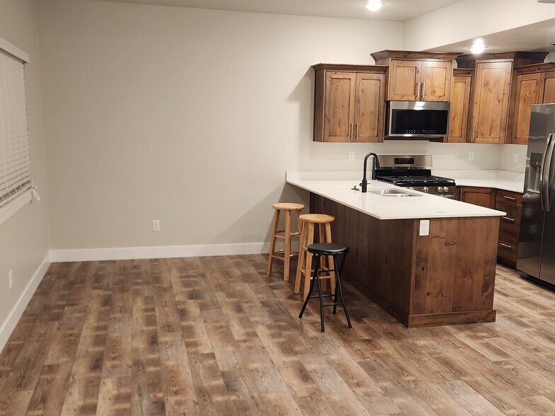 Primary Photo - 1205 W Canterbury Cir