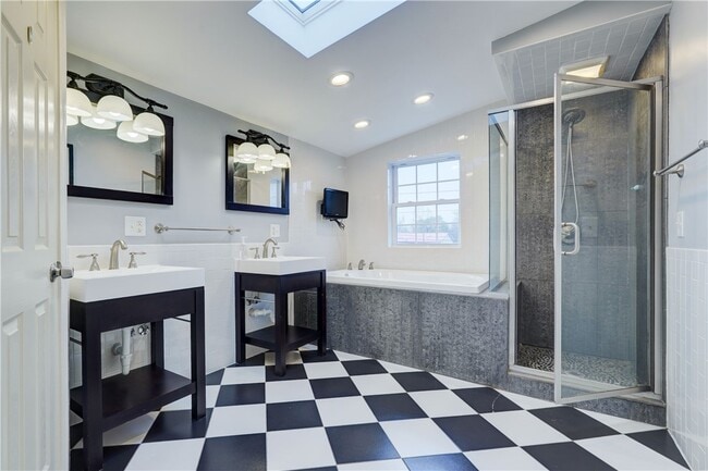 Building Photo - 450 S Main St