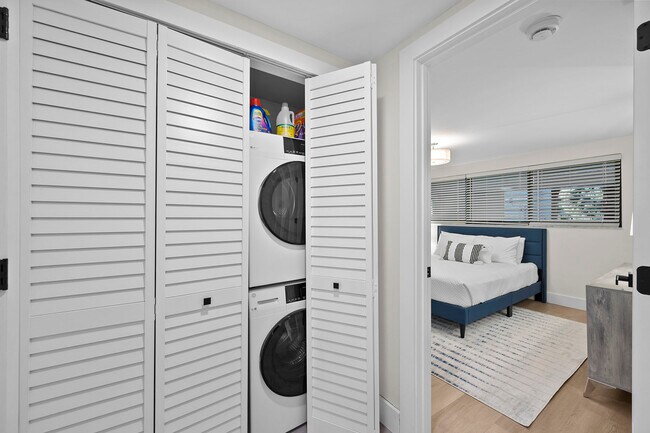 Building Photo - 6360 Pelican Bay Blvd