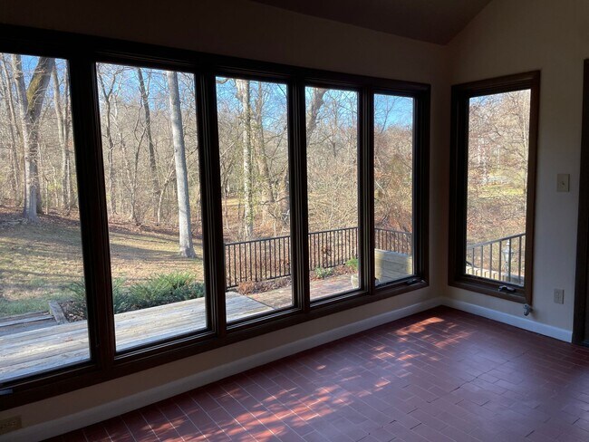 Building Photo - Glenview Hills HUGE 3 Bedroom 2.5 Bath Hom...