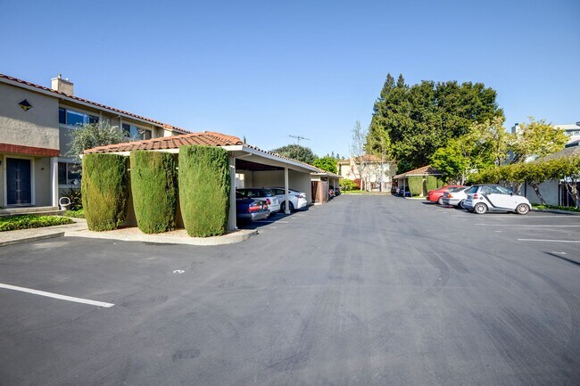 Building Photo - 2bed/2.5bath Townhouse with Updated Kitchen!
