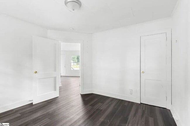 Building Photo - "Charming 2-Bedroom Retreat at 111-A North Bell Street, Clinton - Your Cozy Home Awaits!"