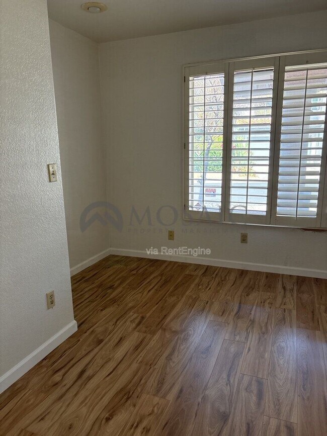 Building Photo - 3933 W Rene Dr