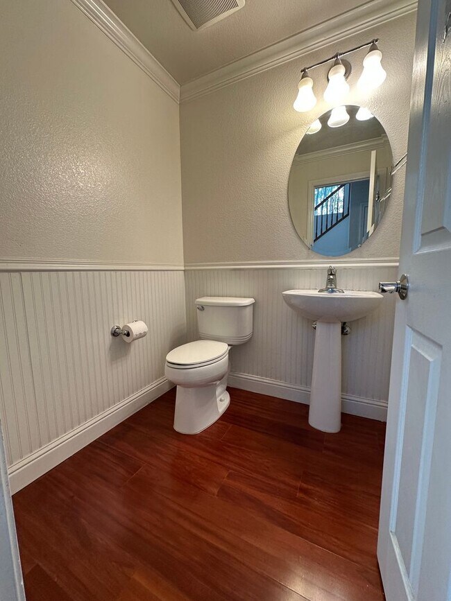 Building Photo - Beaitiful 4 Bedroom, 2.5 Bath Mountain Hou...