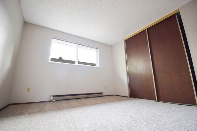 Building Photo - Move In Special! Single Level 2-Bedroom Ap...