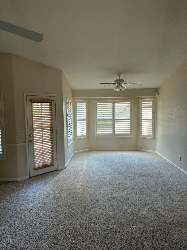 Building Photo - 3 Bedroom 2 Bath Home