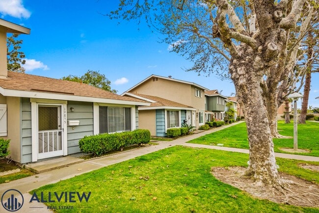 Building Photo - 1 Bed/1 Bath Available in Huntington Beach
