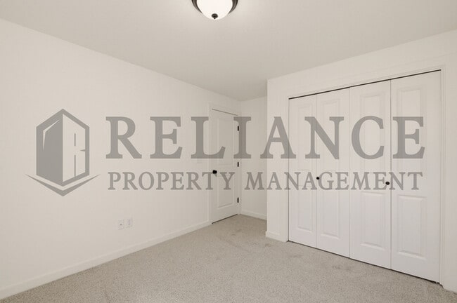 Building Photo - 5238 N Pinecrest Ct