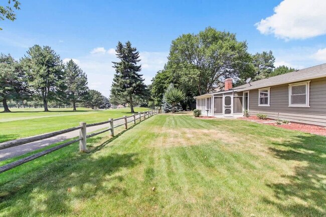 Building Photo - 1215 E Cerramar Ct
