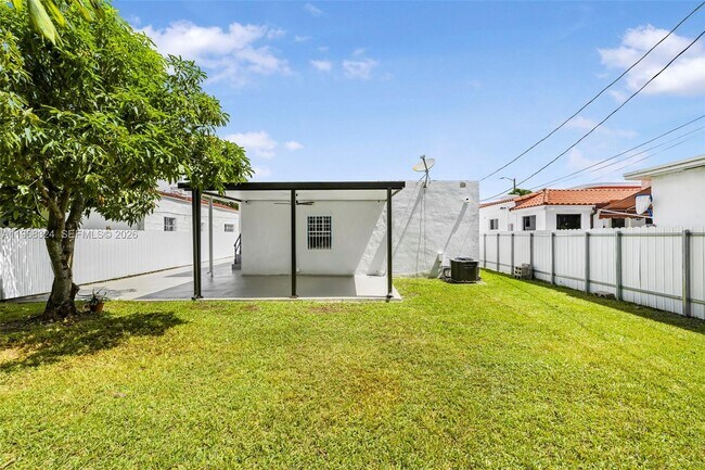 Building Photo - 2244 SW 10th St