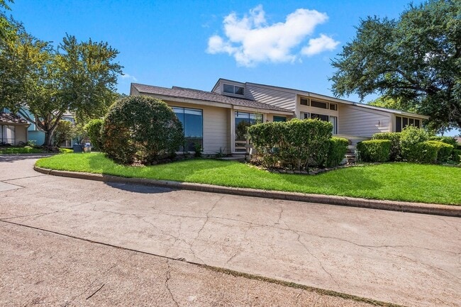 Building Photo - 49 April Point Dr N