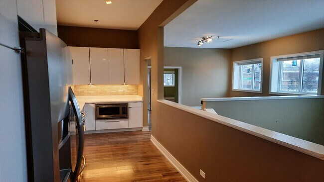 Building Photo - Elevate Your Lifestyle, Stunning 3-Bedroom Loft in Evanston