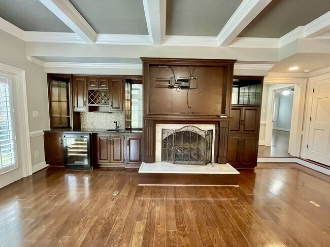 Building Photo - 4 Bed, 4 And A Half Bath Nest In Haymount