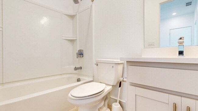 Building Photo - Beautiful and Bright 3 Bedroom 2.5 Bathroom Home with 2 Car Tandem Garage! PG&E Included!