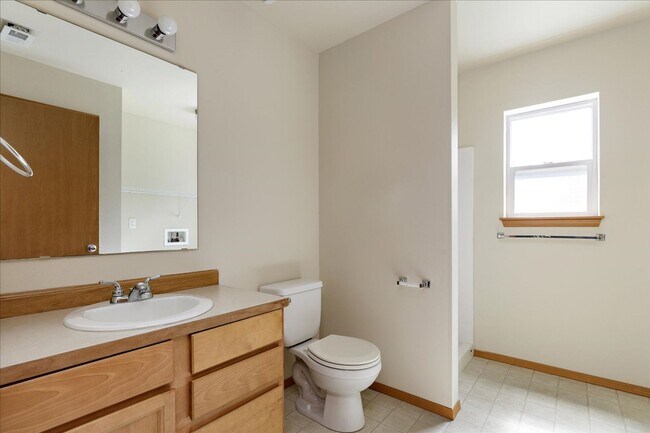 Building Photo - Beautiful Spacious 4 Bedroom 2.75 Bathroom...