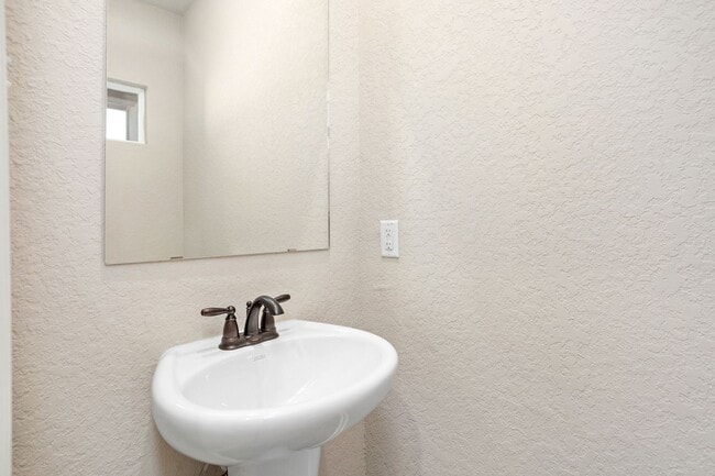 Building Photo - Beautiful 3/2.5 Townhome