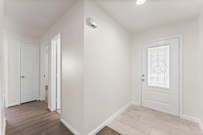 Building Photo - 2102 Whitelaw Dr