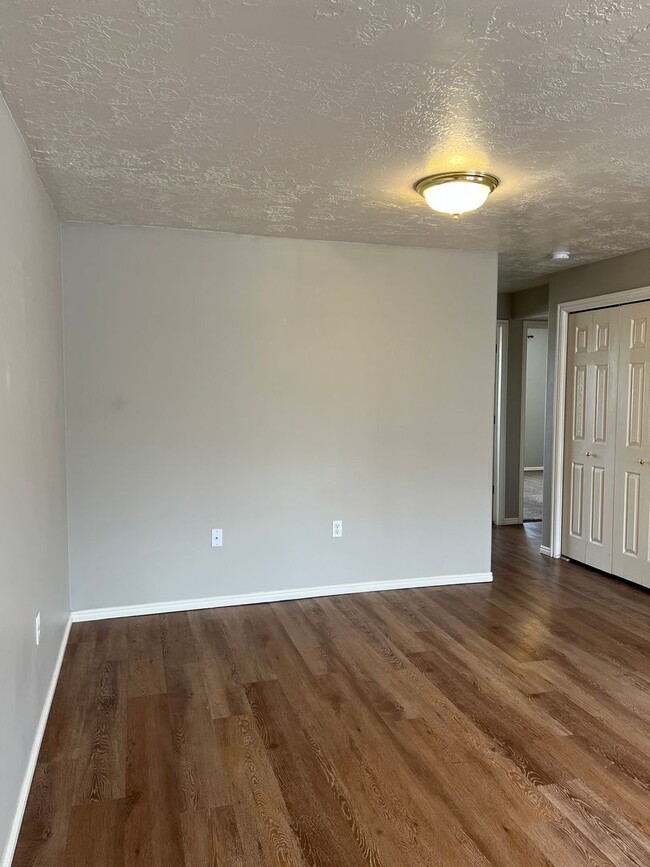 Building Photo - BEAUTIFUL 2 Bed 1 bath Continental condo w...
