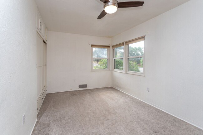 Building Photo - Lovely Downtown Property!