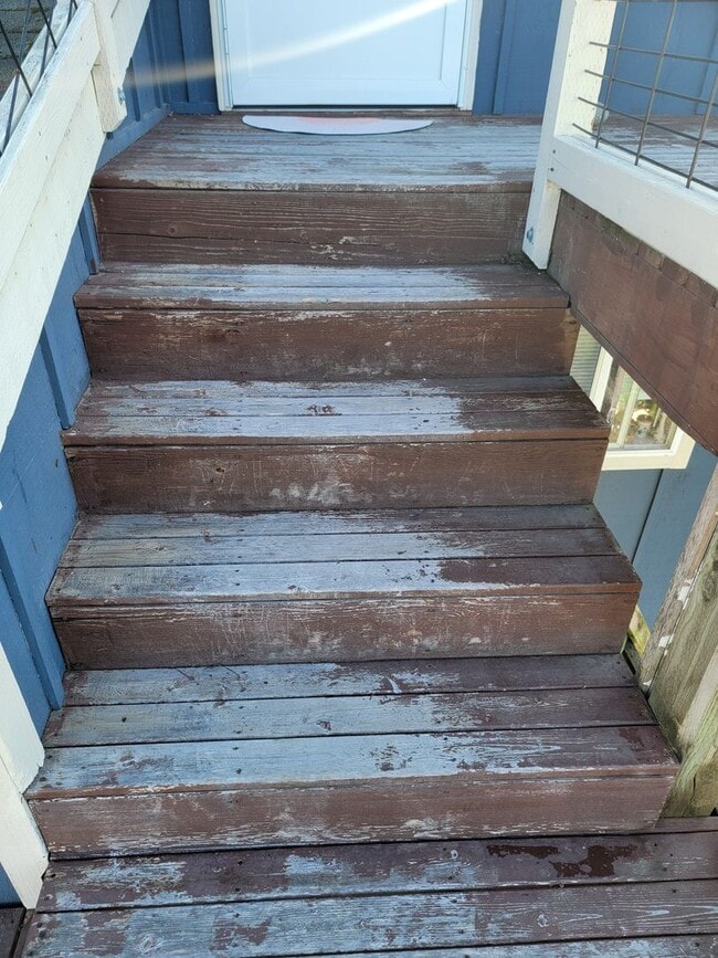 Building Photo - Bright and cheery 2 bed top level apartment in convenient Bremerton location