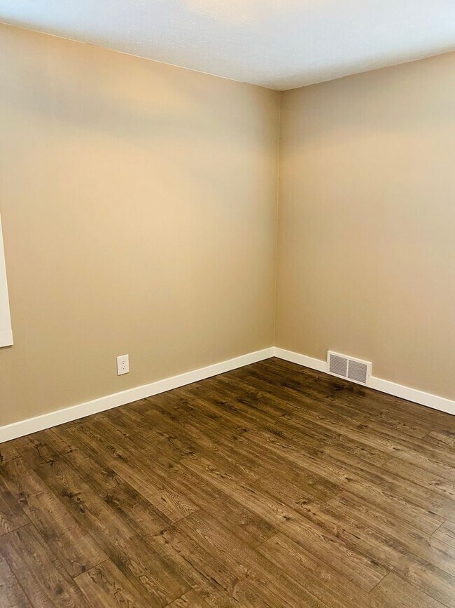 Building Photo - Completely Remodeled Northwest Area 3 Bedr...