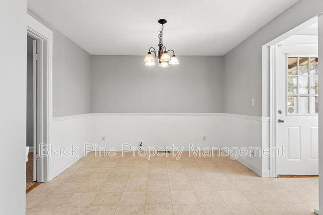 Building Photo - 221 W Elm St