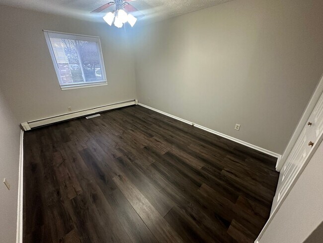 Building Photo - 607 Hillview Dr