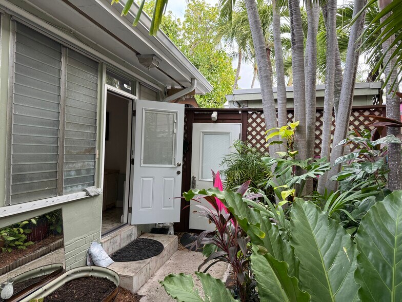 Entrance - 1505 White St