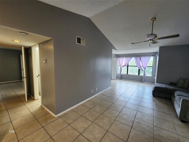 Building Photo - 2866 S University Dr