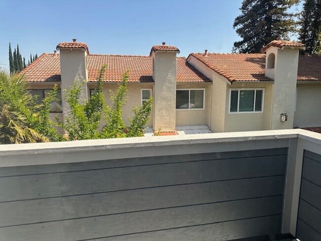 Building Photo - 3 Bed/2 Bath- Beautifully Updated Townhome...