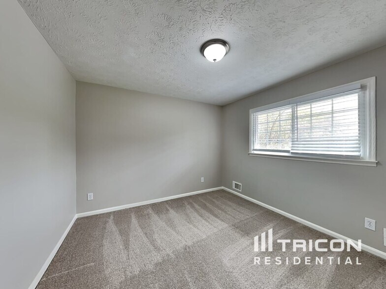 Building Photo - 425 Monivea Ln