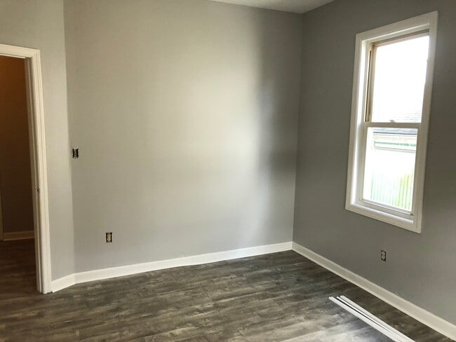 Building Photo - Carnegie - 2 BR First Floor Apartment, Lam...