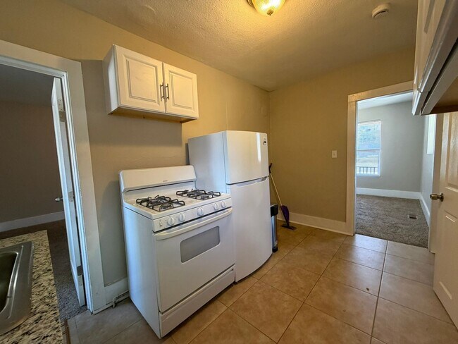 Building Photo - 404 E Kiowa St