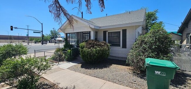 Building Photo - 2 bed 1 bath 1 car garage home cottage in ...