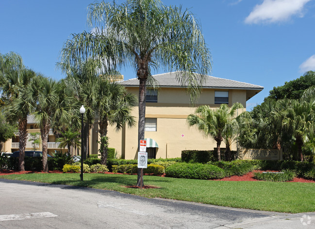 Building Photo - Island Club