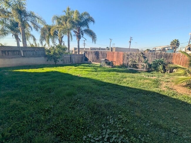 Building Photo - 4 Bedroom 2 Bathroom Single Story Home in Spring Valley