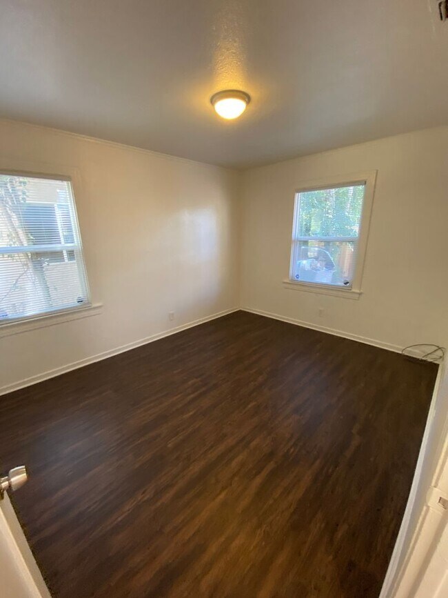 Building Photo - 220 El Camino Ave