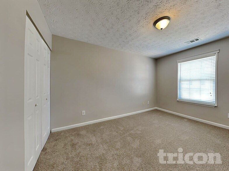 Building Photo - 250 Oak Grove Way