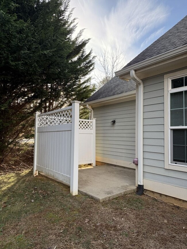 Building Photo - Townhouse walking distance to Black Mountain available now!