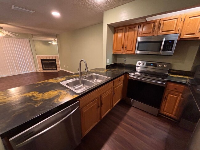 Building Photo - 2BR/2.5BA Townhome with In-Unit Laundry, Fenced Backyard, Garage, & Fireplace! Move-In Ready! Pri...