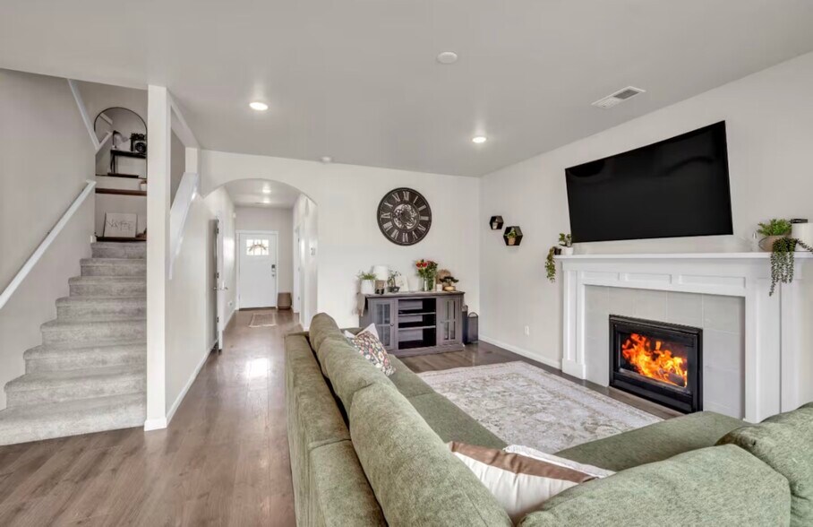 Building Photo - 16496 Pine Creek Dr